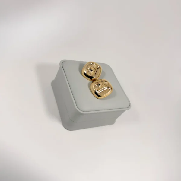 Aretes Topo Cojín Moldeado | Colección Magna | Oro Laminado 18K