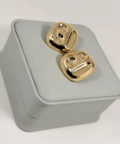 Alternative view of Aretes Topo Cojín Moldeado | Colección Magna | Oro Laminado 18K