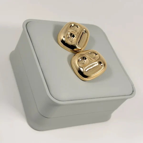 Alternative view of Aretes Topo Cojín Moldeado | Colección Magna | Oro Laminado 18K