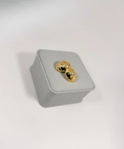 Aretes Huggie Abombado Martillado | Colección Magna | Oro Laminado 18K