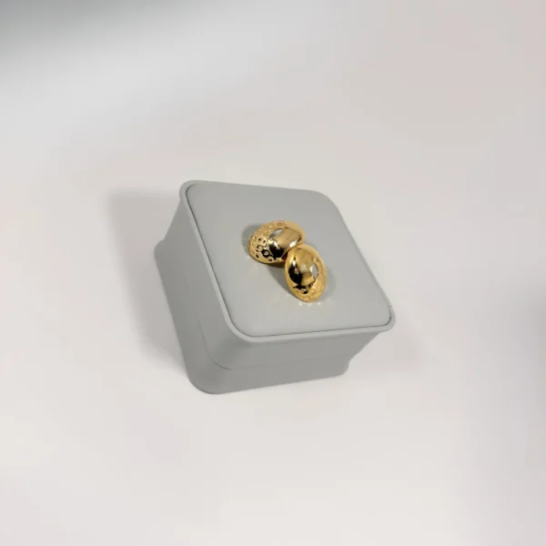 Aretes Huggie Abombado Martillado | Colección Magna | Oro Laminado 18K