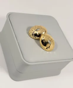 Alternative view of Aretes Huggie Abombado Martillado | Colección Magna | Oro Laminado 18K