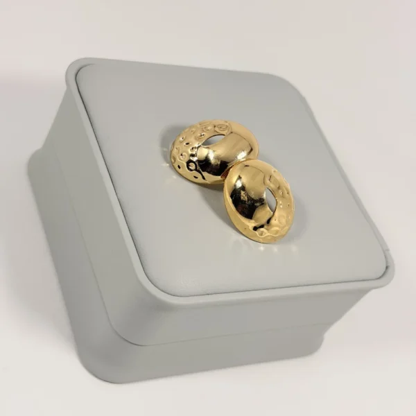 Alternative view of Aretes Huggie Abombado Martillado | Colección Magna | Oro Laminado 18K