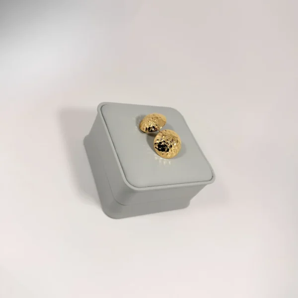Aretes Topo Domo Martillado | Colección Magna | Oro Laminado 18K