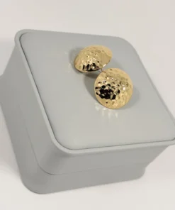 Alternative view of Aretes Topo Domo Martillado | Colección Magna | Oro Laminado 18K