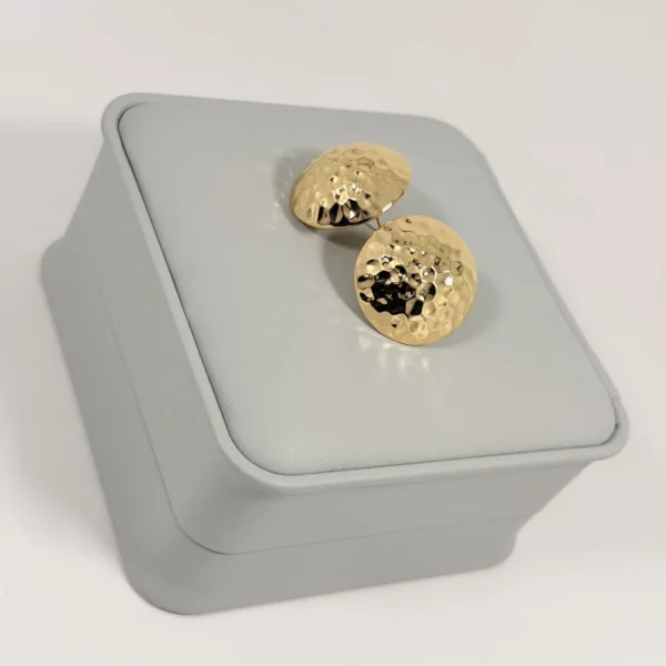 Alternative view of Aretes Topo Domo Martillado | Colección Magna | Oro Laminado 18K