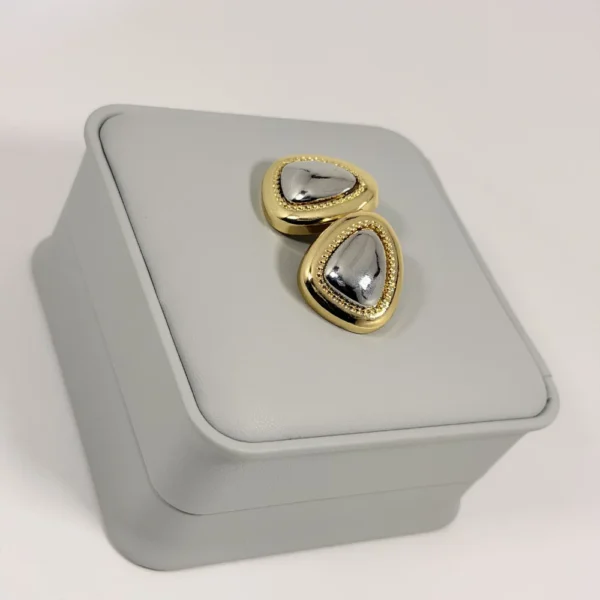 Alternative view of Aretes Topo Triangular Bicolor | Colección Magna | Oro Laminado 18K