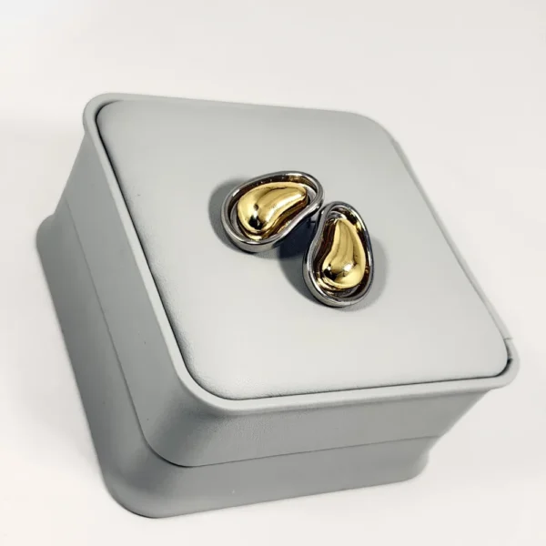 Alternative view of Aretes Topo Lágrima Bicolor | Colección Magna | Oro Laminado 18K