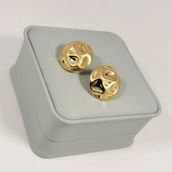 Alternative view of Aretes Topo Disco Molten Dorado | Colección Magna | Oro Laminado 18K