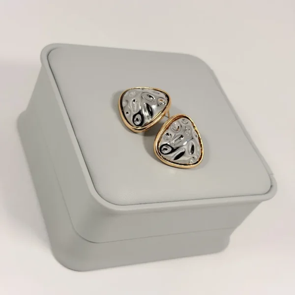 Alternative view of Aretes Topo Gota Molten Enmarcado Bicolor | Colección Magna | Oro Laminado 18K