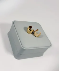 Aretes Candonga Chunky C Dorada | Colección Essenza | Oro Laminado 18K