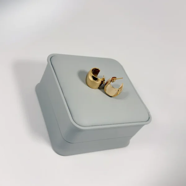 Aretes Candonga Chunky C Dorada | Colección Essenza | Oro Laminado 18K