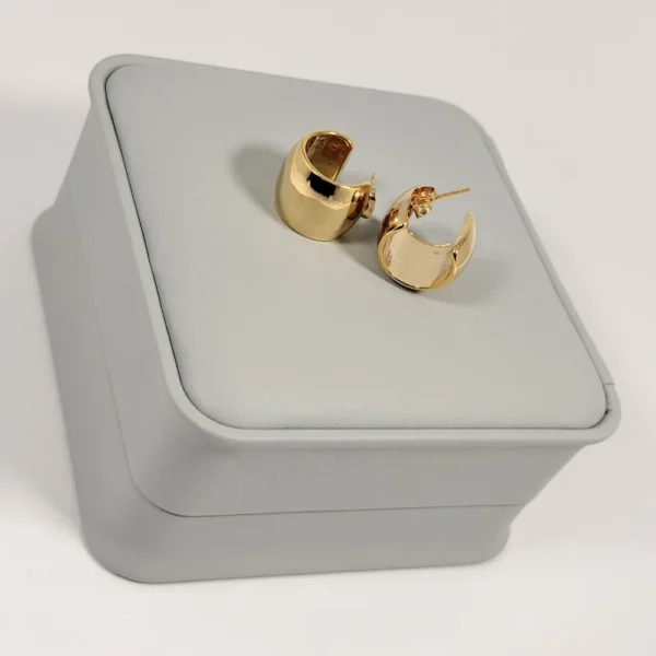 Alternative view of Aretes Candonga Chunky C Dorada | Colección Essenza | Oro Laminado 18K