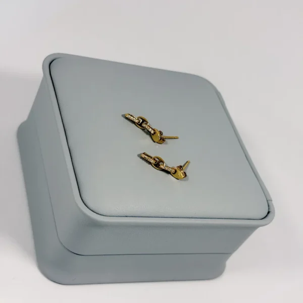 Alternative view of Aretes Trepador Eslabón Circonias Dorado | Colección Essenza | Oro Laminado 18K