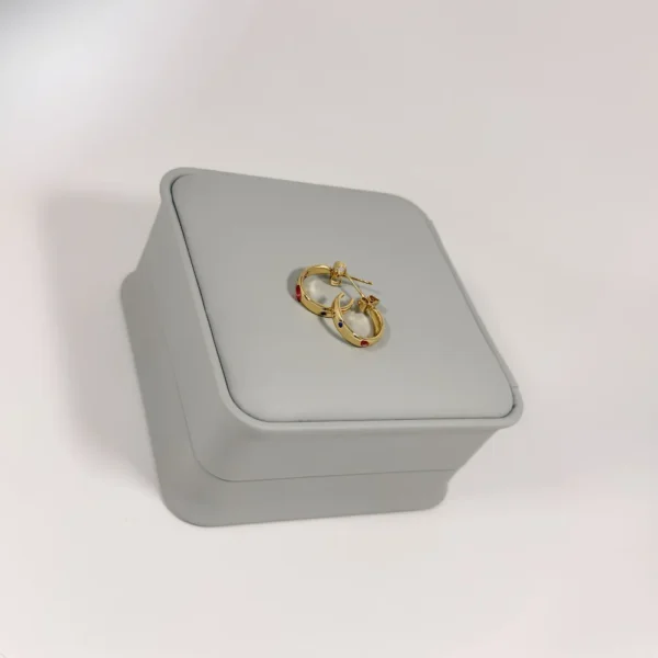 Aretes Huggie Piedras Multicolor Dorado | Colección Essenza | Oro Laminado 18K