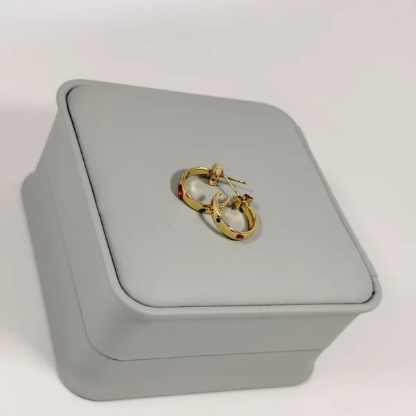 Alternative view of Aretes Huggie Piedras Multicolor Dorado | Colección Essenza | Oro Laminado 18K