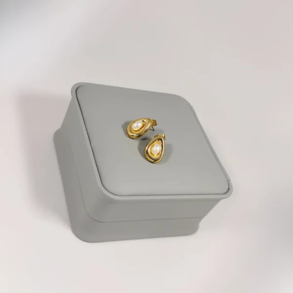 Aretes Topo Gota Perla Dorado | Colección Essenza | Oro Laminado 18K