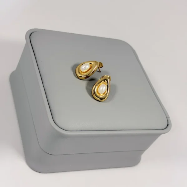 Alternative view of Aretes Topo Gota Perla Dorado | Colección Essenza | Oro Laminado 18K