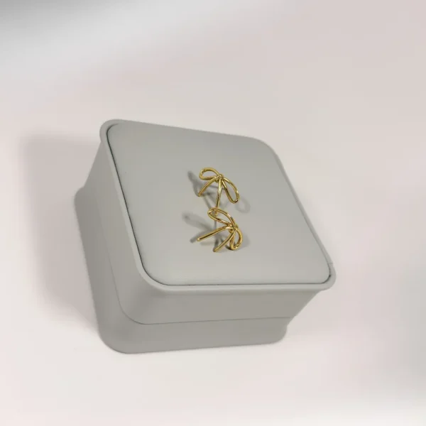 Aretes Topo Lazo Dorado | Colección Essenza | Oro Laminado 18K