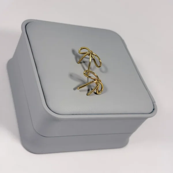 Alternative view of Aretes Topo Lazo Dorado | Colección Essenza | Oro Laminado 18K