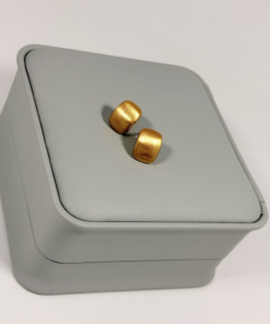 Alternative view of Aretes Topo Cuadrado Satinado Dorado | Colección Essenza | Oro Laminado 18K