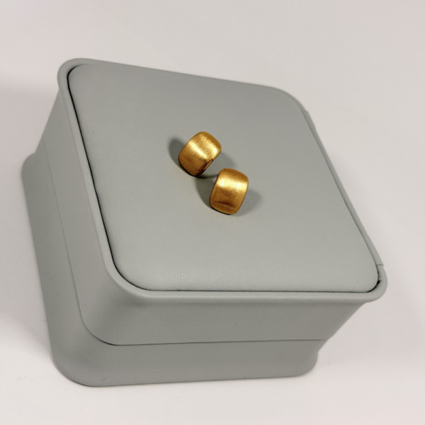 Alternative view of Aretes Topo Cuadrado Satinado Dorado | Colección Essenza | Oro Laminado 18K