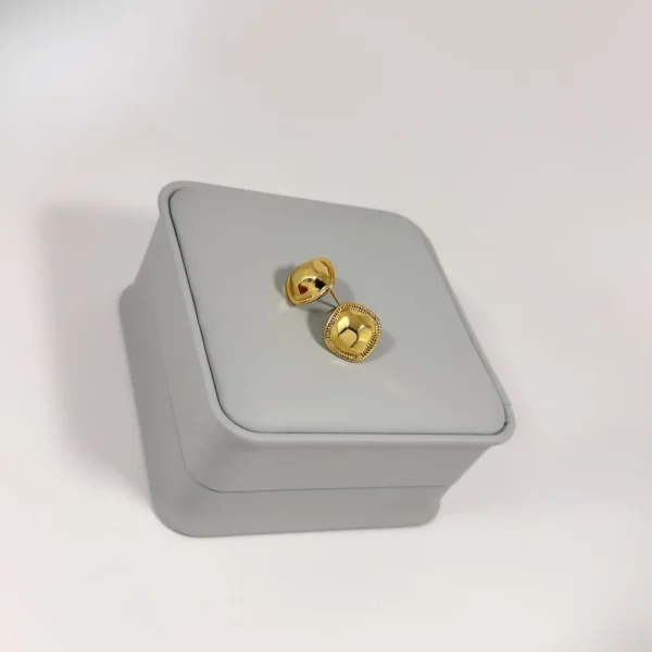 Aretes Topo Cuadrado Facetado Milgrain Dorado | Colección Essenza | Oro Laminado 18K