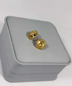 Alternative view of Aretes Topo Cuadrado Facetado Milgrain Dorado | Colección Essenza | Oro Laminado 18K