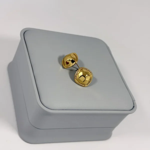 Alternative view of Aretes Topo Cuadrado Facetado Milgrain Dorado | Colección Essenza | Oro Laminado 18K