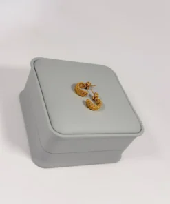 Aretes Candonga Croissant Dorada | Colección Essenza | Oro Laminado 18K