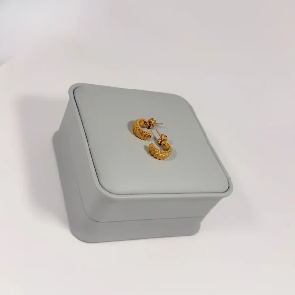 Aretes Candonga Croissant Dorada | Colección Essenza | Oro Laminado 18K