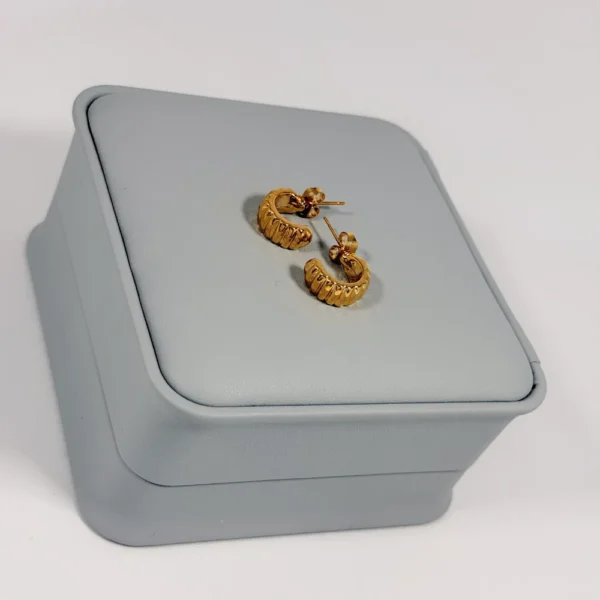 Alternative view of Aretes Candonga Croissant Dorada | Colección Essenza | Oro Laminado 18K