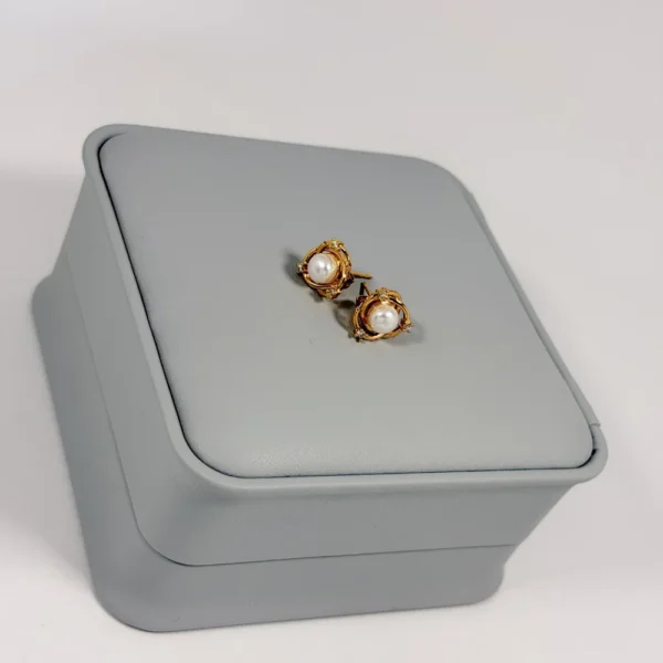 Alternative view of Aretes Topo Rosa Perla Circonias Dorado | Colección Essenza | Oro Laminado 18K