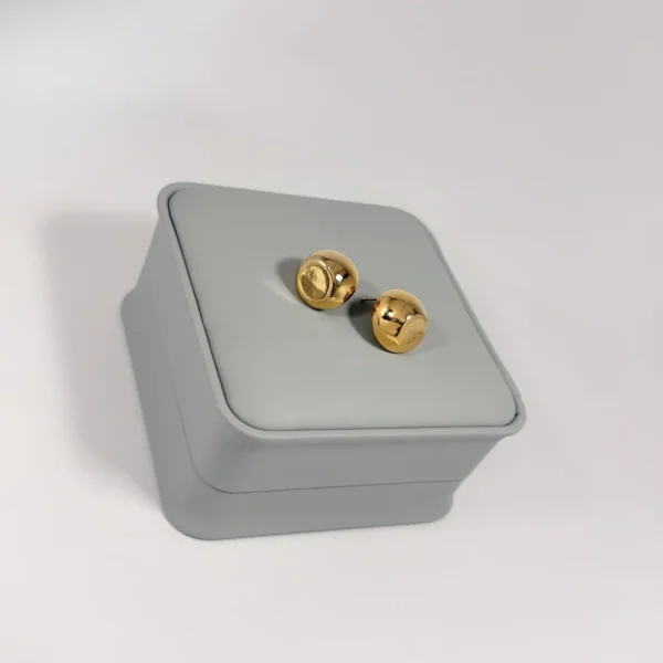 Aretes Topo Domo Liso Dorado | Colección Essenza | Oro Laminado 18K