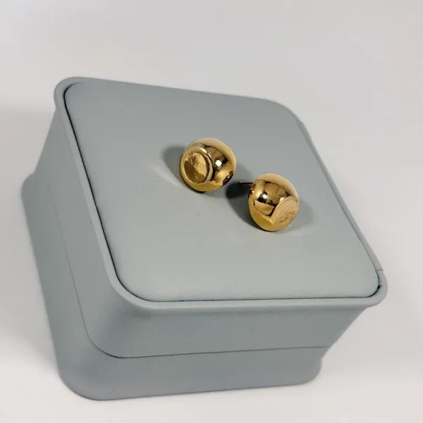 Alternative view of Aretes Topo Domo Liso Dorado | Colección Essenza | Oro Laminado 18K