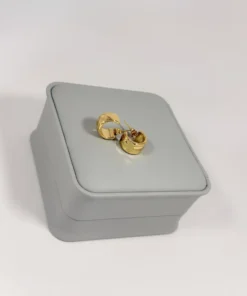 Aretes Huggie Cruzado Dorado | Colección Essenza | Oro Laminado 18K