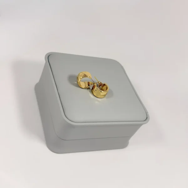 Aretes Huggie Cruzado Dorado | Colección Essenza | Oro Laminado 18K