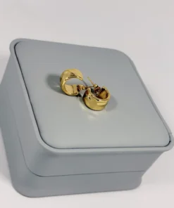 Alternative view of Aretes Huggie Cruzado Dorado | Colección Essenza | Oro Laminado 18K