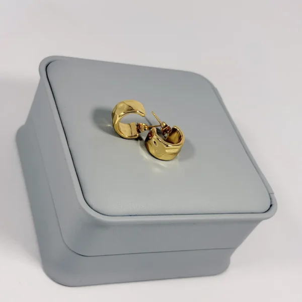 Alternative view of Aretes Huggie Cruzado Dorado | Colección Essenza | Oro Laminado 18K