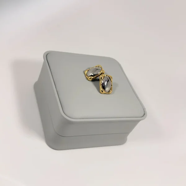 Aretes Topo Ovalado Enmarcado Bicolor | Colección Essenza | Oro Laminado 18K