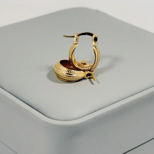 Alternative view of Aretes Candonga Mini Estriada Dorada | Colección Cerchio | Oro Laminado 18K