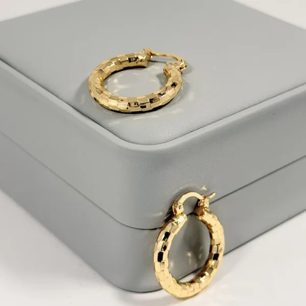 Alternative view of Aretes Candonga Aro Mosaico Dorada | Colección Cerchio | Oro Laminado 18K