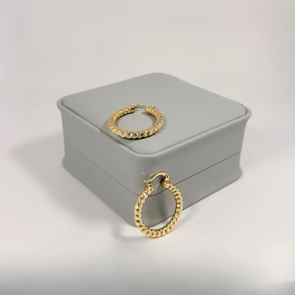 Aretes Candonga Aro Espiral Diamantado Dorada | Colección Cerchio | Oro Laminado 18K