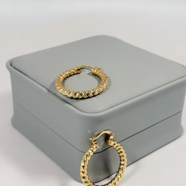 Alternative view of Aretes Candonga Aro Espiral Diamantado Dorada | Colección Cerchio | Oro Laminado 18K