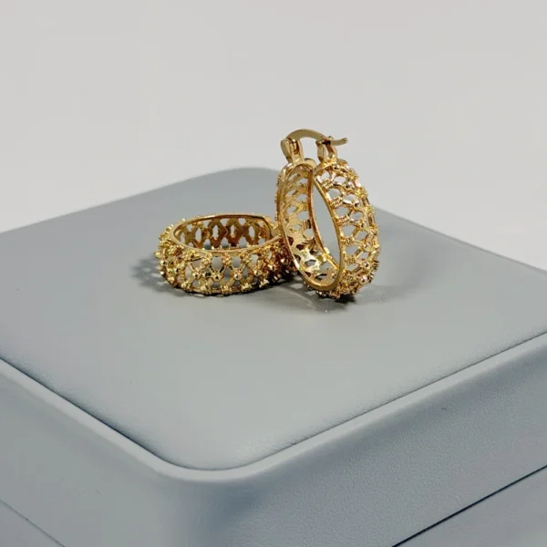 Alternative view of Aretes Candonga Aro Filigrana Calada Dorada | Colección Cerchio | Oro Laminado 18K