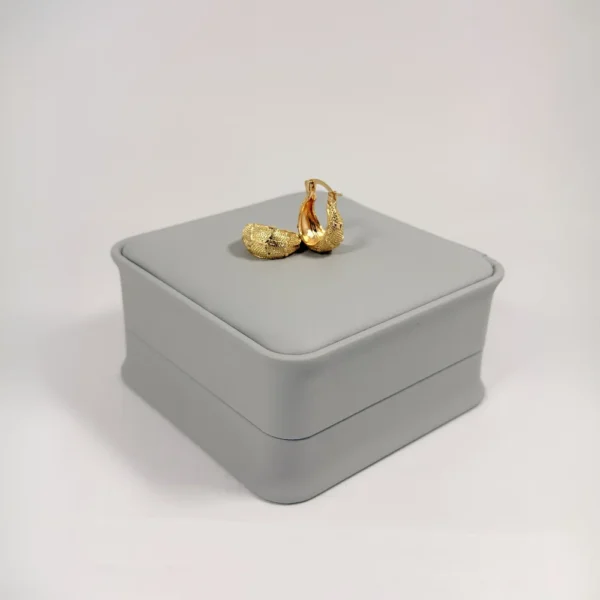 Aretes Candonga Mini Gota Granulada Dorada | Colección Cerchio | Oro Laminado 18K