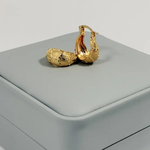 Alternative view of Aretes Candonga Mini Gota Granulada Dorada | Colección Cerchio | Oro Laminado 18K