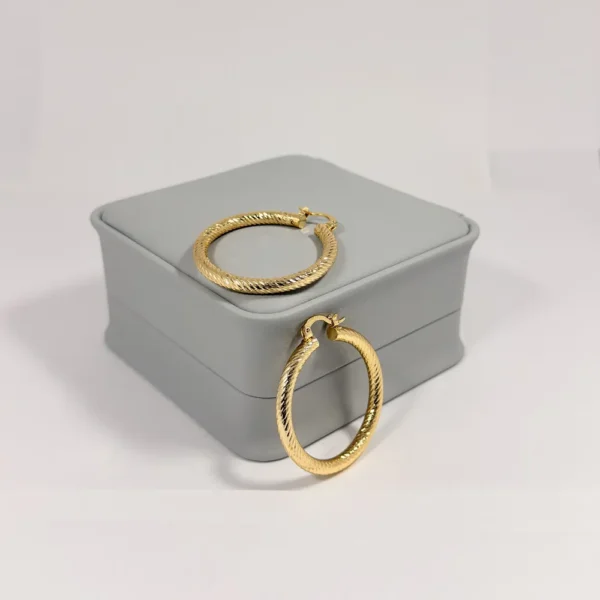 Aretes Candonga Aro Cable Grueso Dorada en Oro Laminado 18K | Colección Cerchio | Dorado con Textura Cable