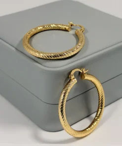 Alternative view of Aretes Candonga Aro Cable Grueso Dorada en Oro Laminado 18K | Colección Cerchio | Dorado con Textura Cable