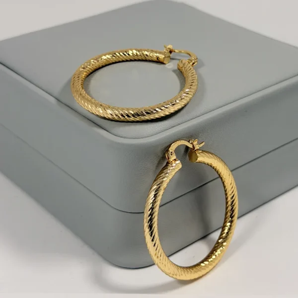 Alternative view of Aretes Candonga Aro Cable Grueso Dorada en Oro Laminado 18K | Colección Cerchio | Dorado con Textura Cable